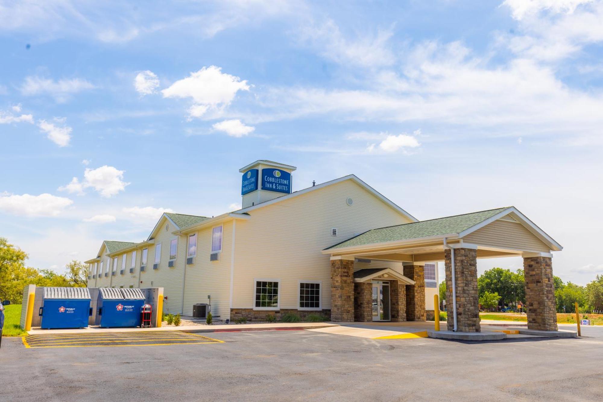 Cobblestone Inn & Suites - Winters Exterior photo